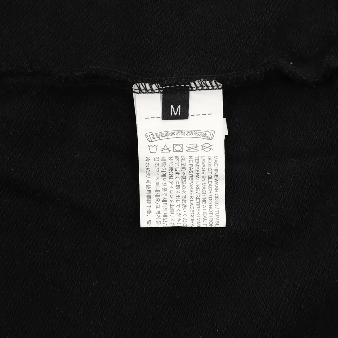 🅿️620 Chrome Hearts/Chrome Hearts Heavy Industry Cross logo patch embroidery washed burnt hooded sweatshirt. Made of double-strand double yarn 430g pure cotton sweatshirt fabric. The fabric is woven with double-strand twists. It is 40% stronger than single-strand yarn to form a three-dimensional texture similar to the texture of tripe. It not only maintains the moisture absorption and breathability of pure cotton, but also achieves softness and non-collapse through double-strand thickening. Laser burnt patch embroidery. Frayed process Patch micro logo on the chest Large logo cross pattern on the back Heavy-duty laser burnt three-dimensional patch embroidery pattern design Washed and frayed The overall garment presents a lazy style Whether it is daily outings or sports and fitness, you can show your trendy attitude and become the focus of the street Complete with three logos OS loose fit Color: Washed black, Washed white Size: S-XL